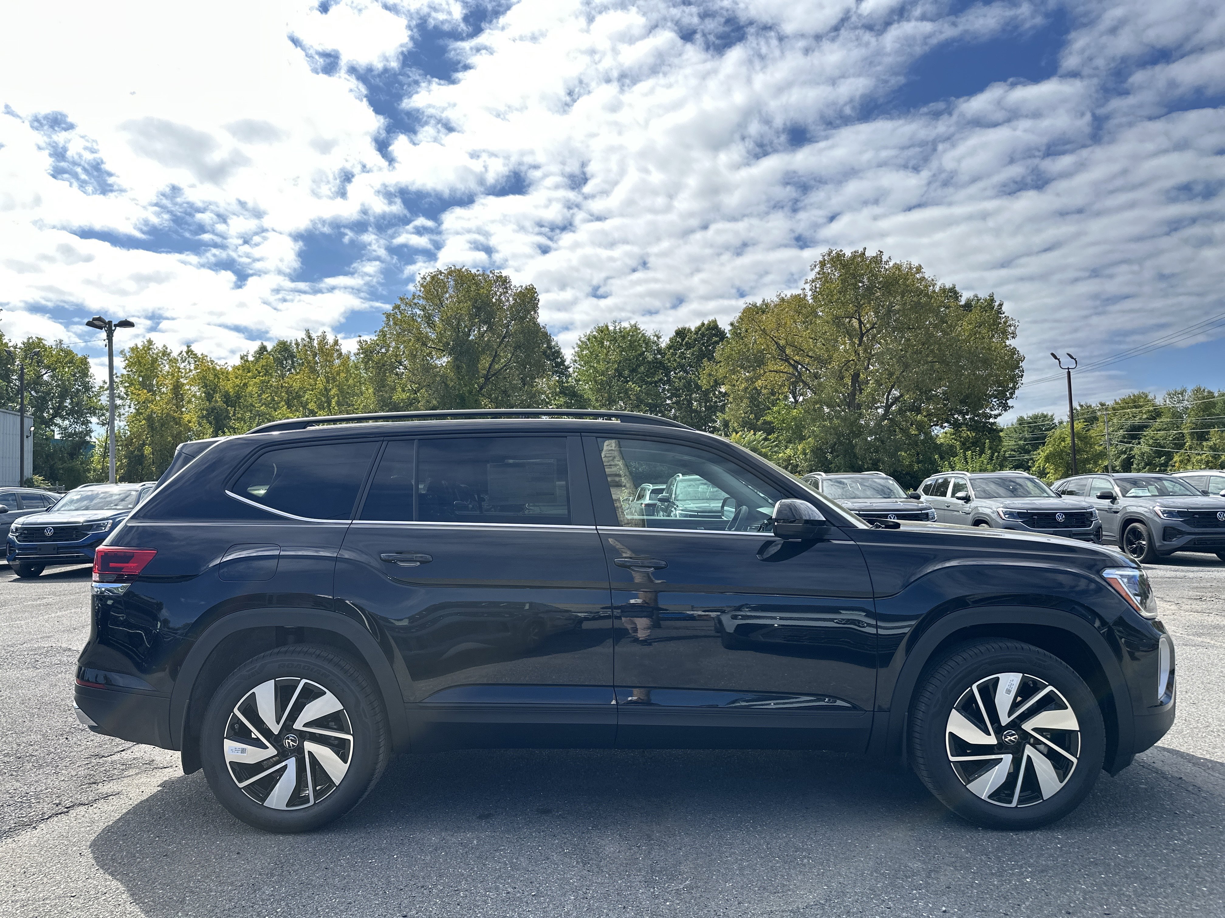 New 2026 Volkswagen Atlas SE image 4