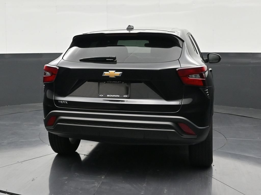 Used 2024 Chevrolet Trax LS w/ LS Convenience Package FWD image 4