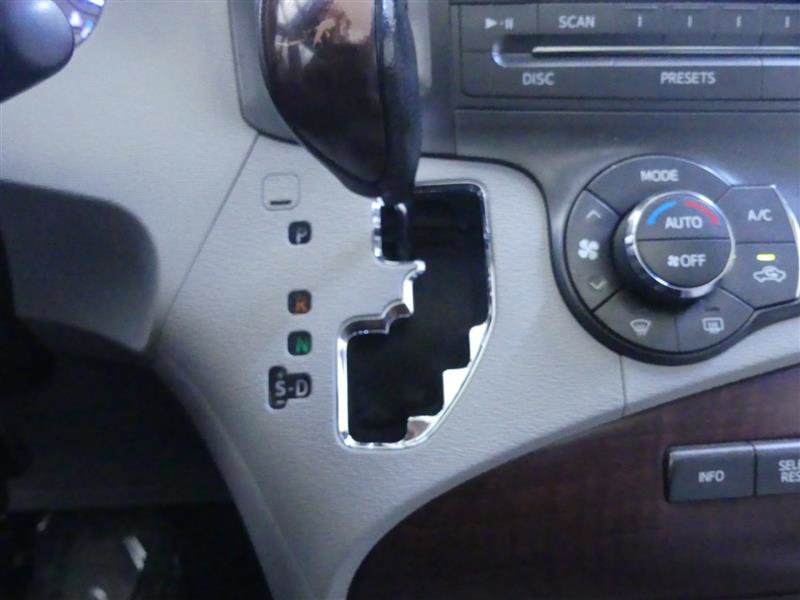 Used 2014 Toyota Sienna XLE image 16