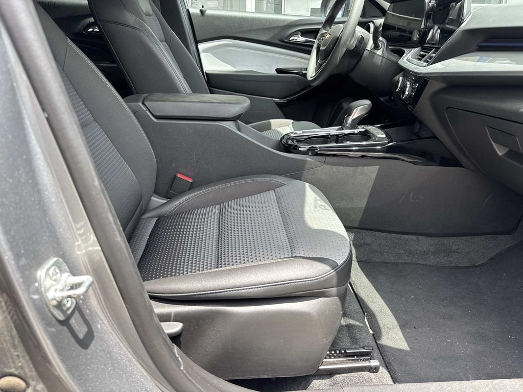 Used 2025 Chevrolet Trax LT FWD image 12