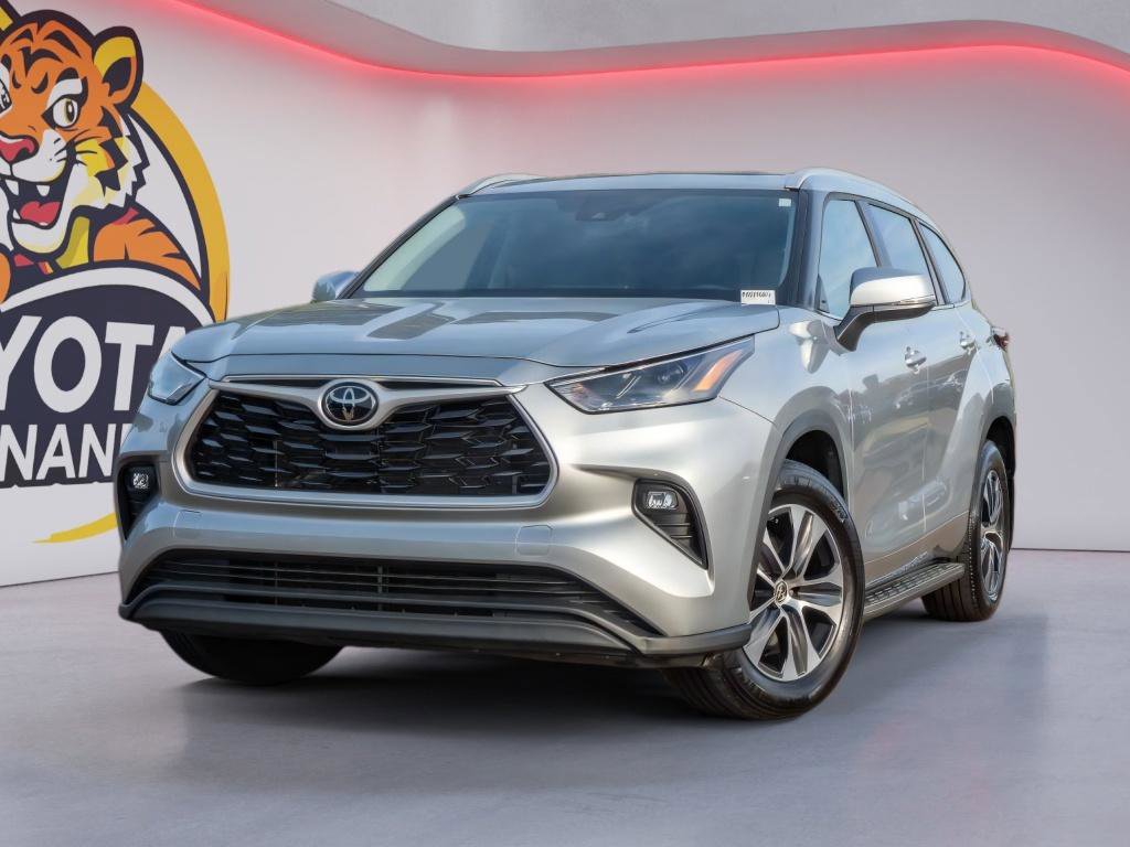 Used 2024 Toyota Highlander XLE FWD image 1
