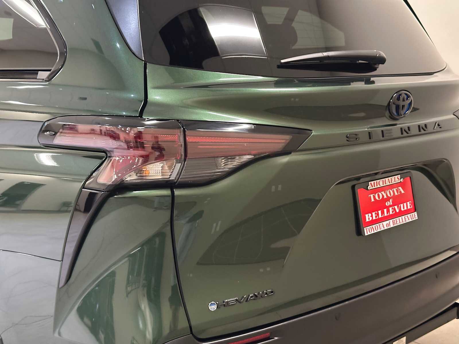 Certified 2025 Toyota Sienna XLE Woodland Edition image 7