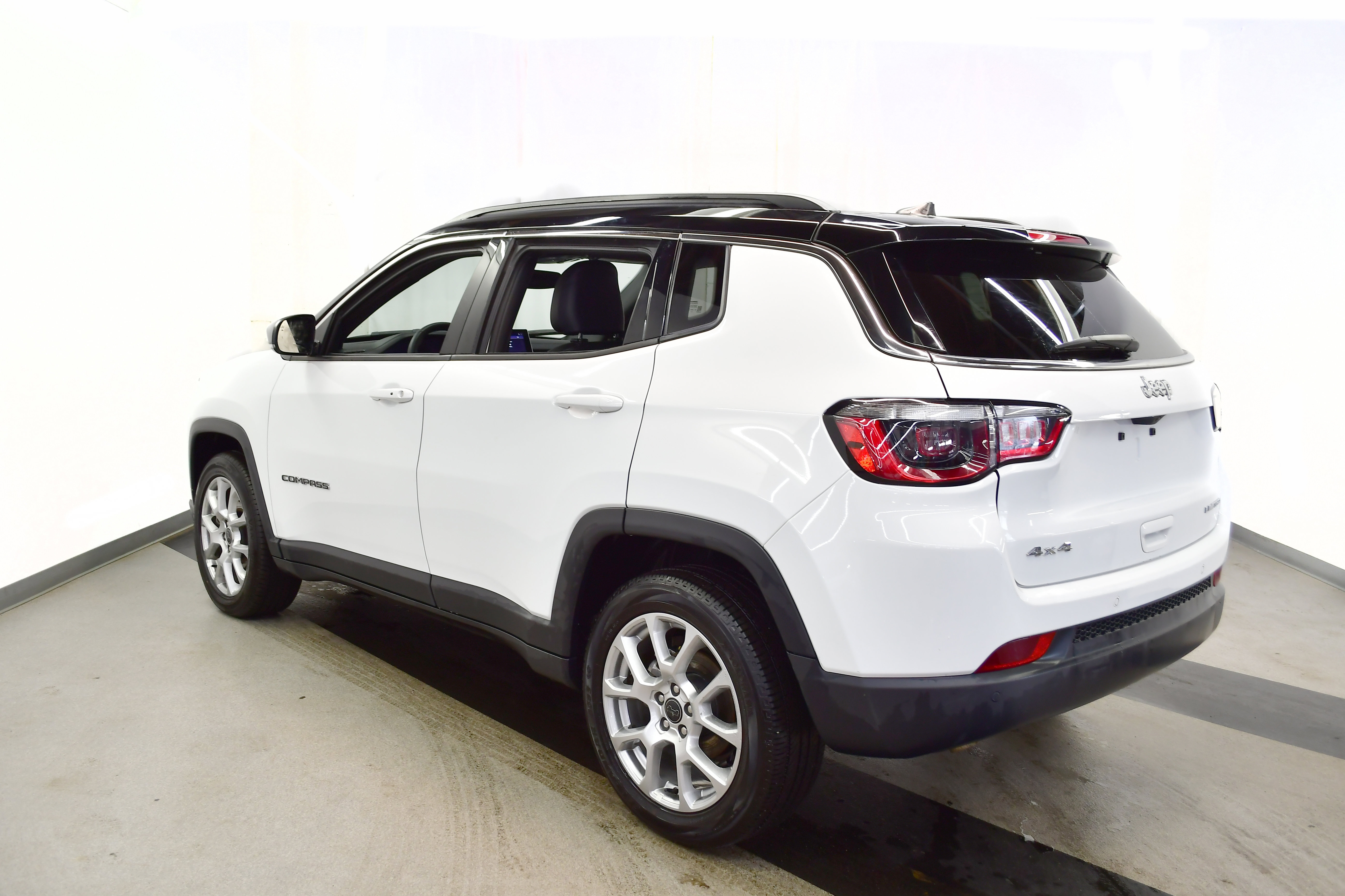 Used 2025 Jeep Compass Limited image 5