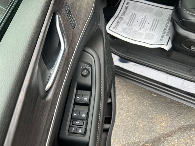 Used 2024 Jeep Grand Cherokee Limited w/ Black Appearance Package AWD/4WD image 11