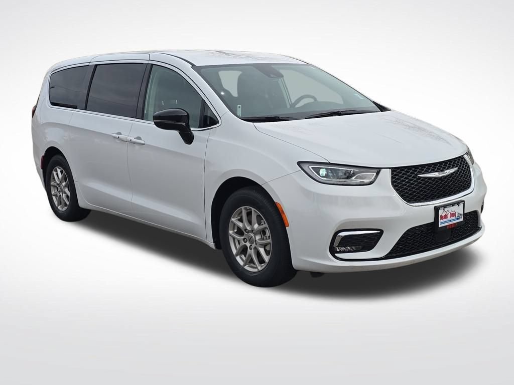 Used 2024 Chrysler Pacifica Touring-L FWD image 8