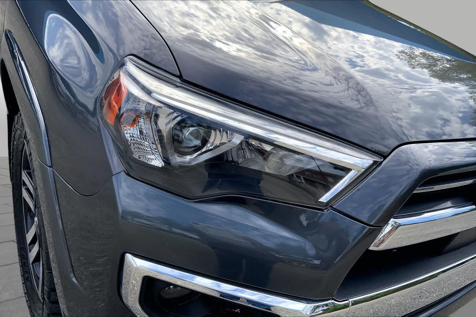 Used 2021 Toyota 4Runner Limited AWD/4WD image 28