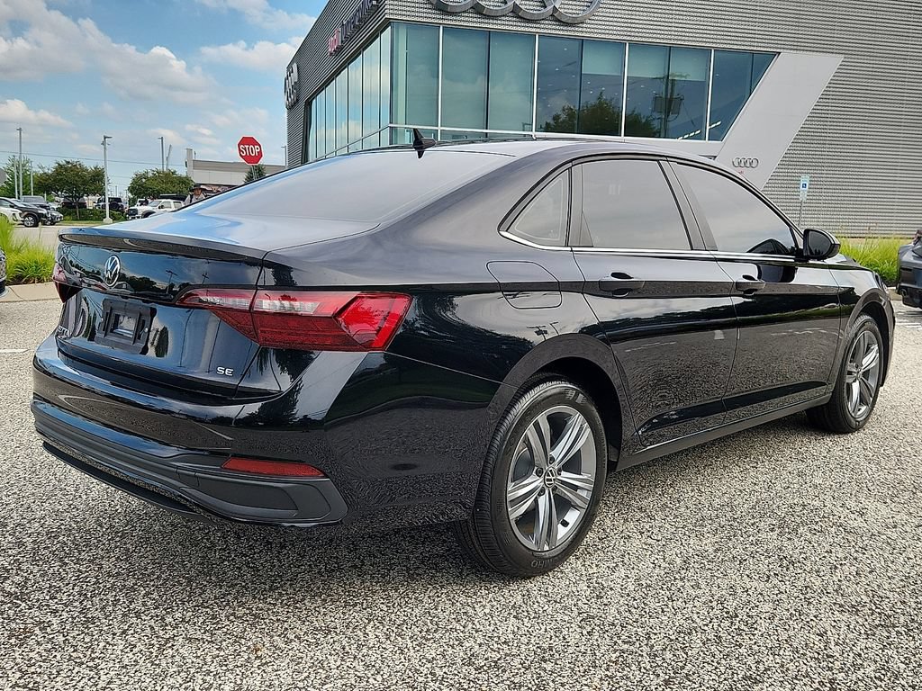 Used 2024 Volkswagen Jetta SE FWD image 6