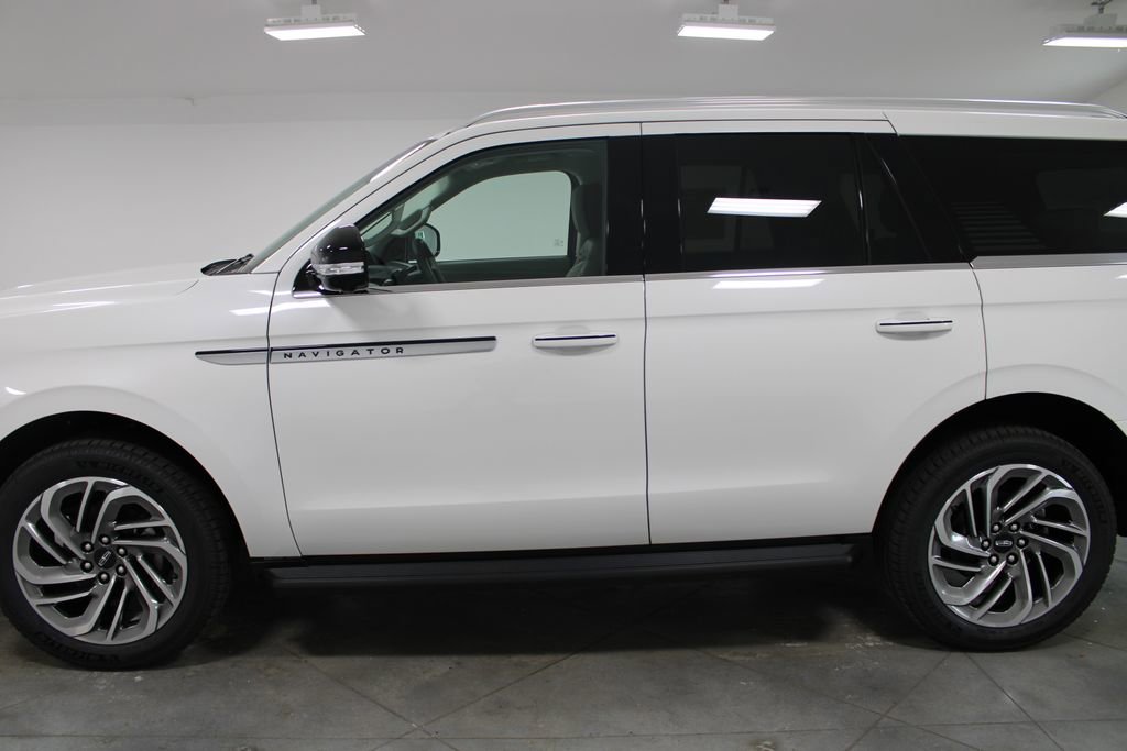 New 2026 Lincoln Navigator Premier AWD/4WD image 5