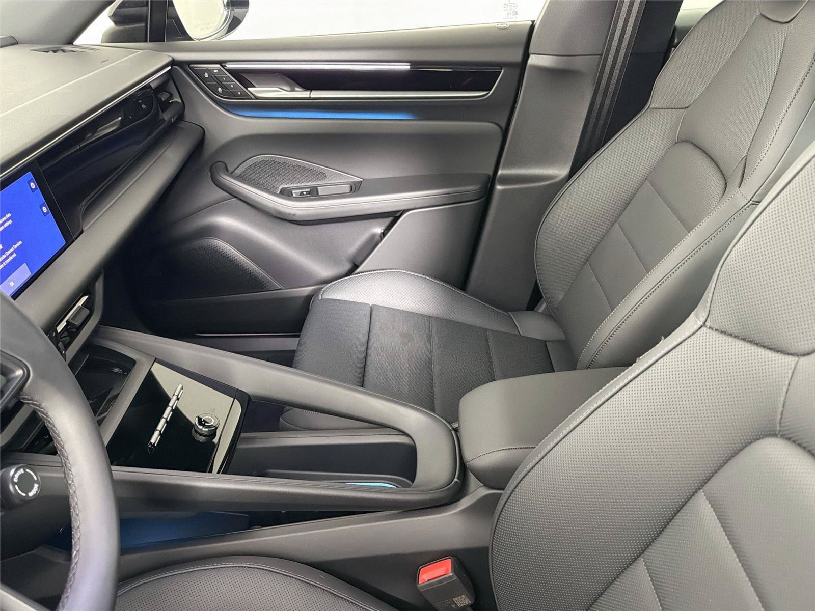 Certified 2026 Porsche Macan 4 Electric AWD/4WD image 30