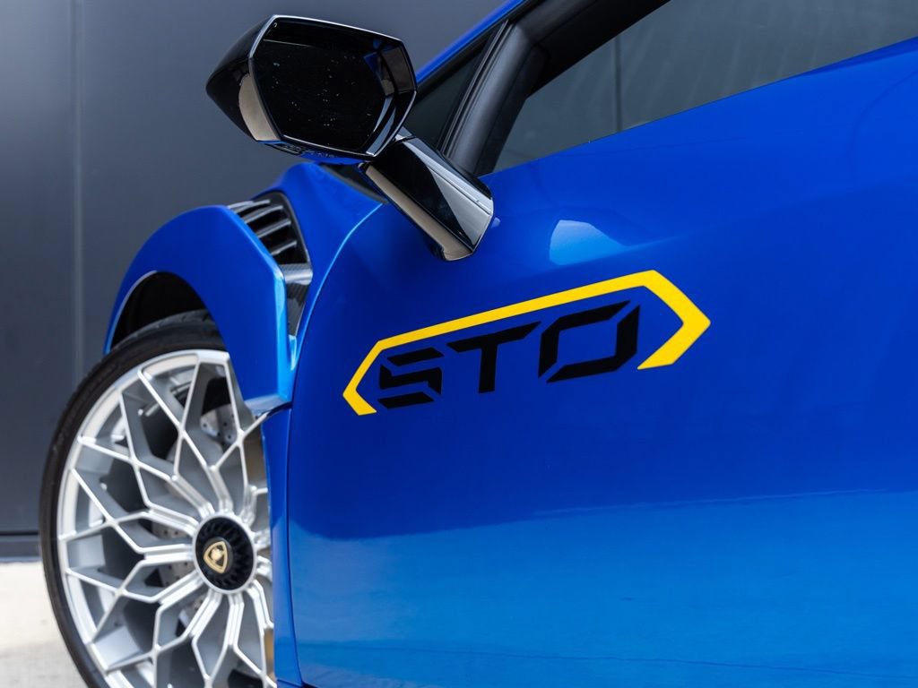 Used 2022 Lamborghini Huracan STO RWD image 8