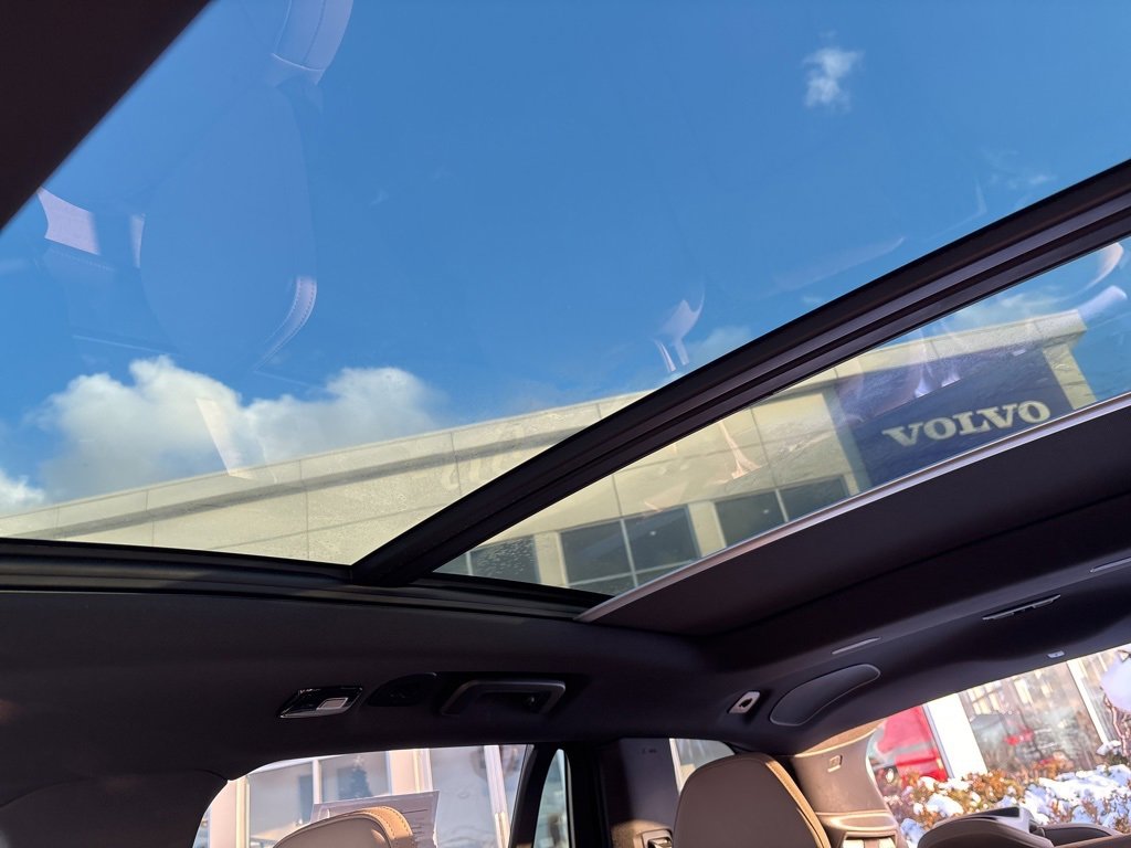 Certified 2025 Volvo XC90 B6 Plus image 31