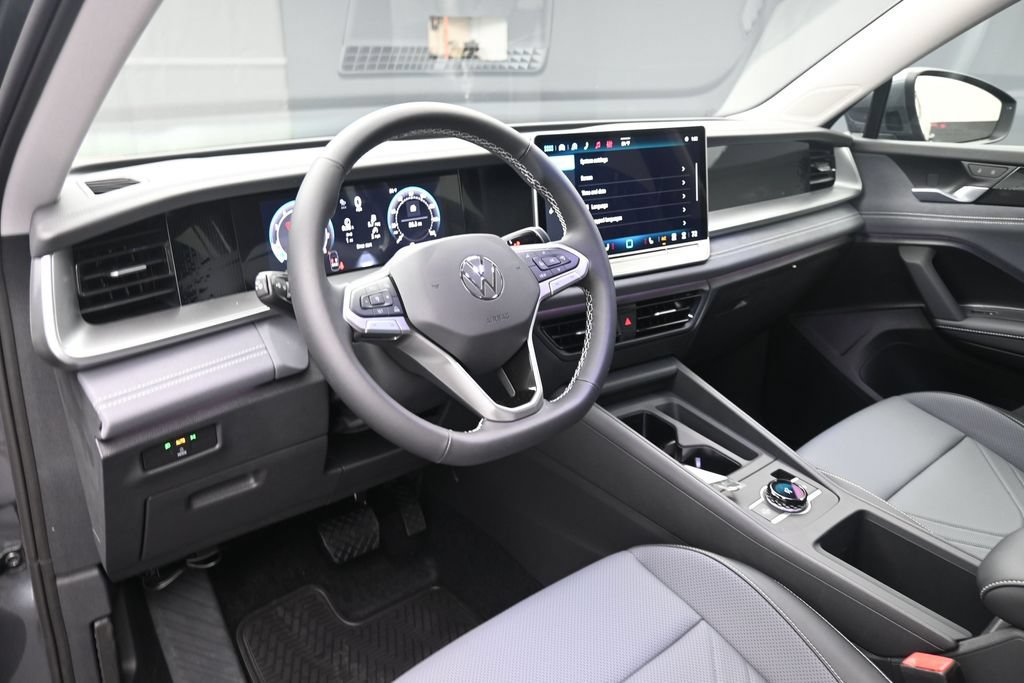 New 2026 Volkswagen Tiguan SE FWD image 17