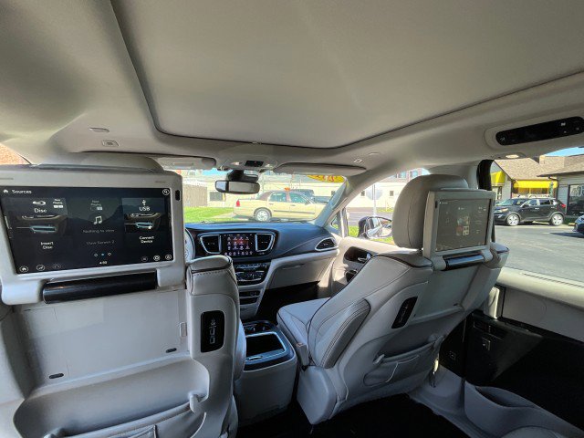 Used 2019 Chrysler Pacifica Limited w/ Advanced Safetytec Group FWD image 37