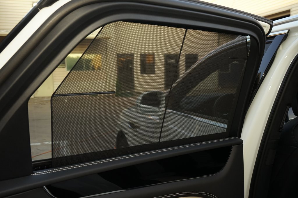 Used 2023 Bentley Bentayga Plug-In Hybrid image 25