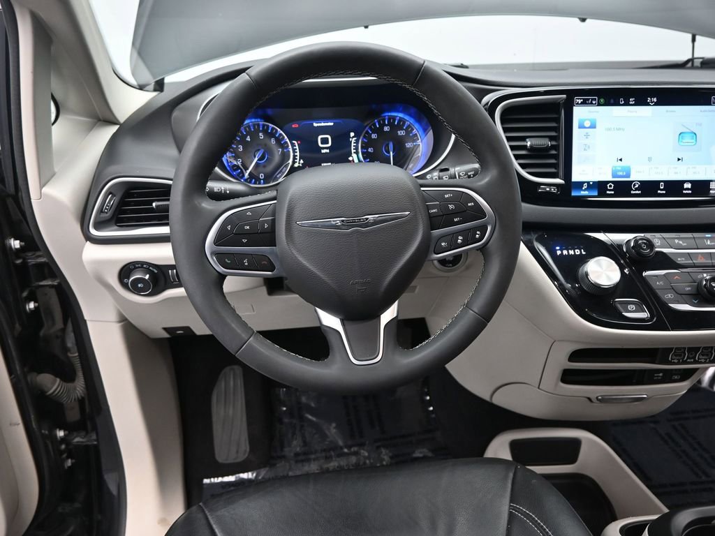 Used 2022 Chrysler Pacifica Touring-L image 30