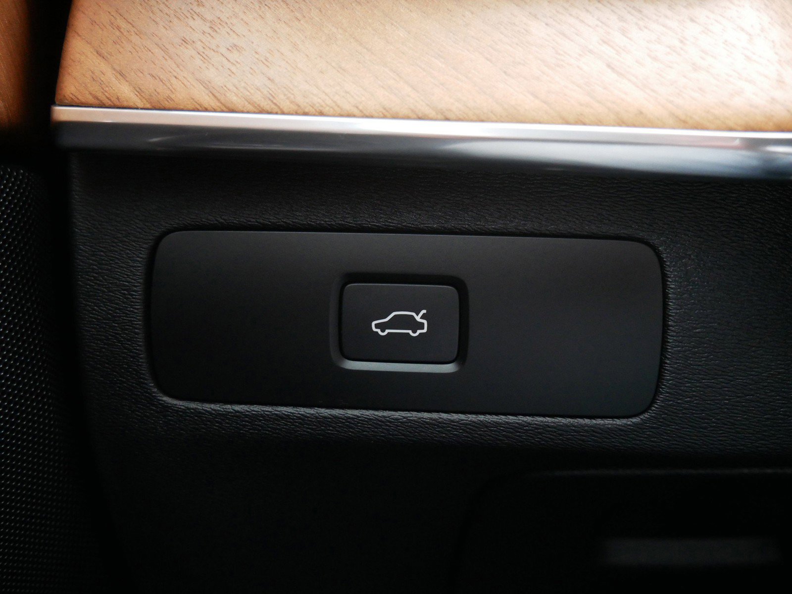 Certified 2024 Volvo XC90 B6 Core w/ Climate Package image 28