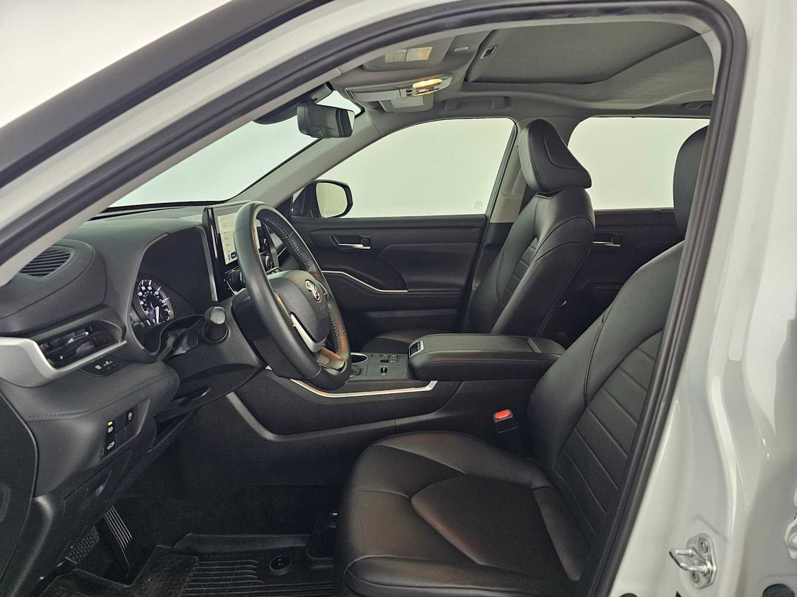 Used 2023 Toyota Highlander XLE image 22