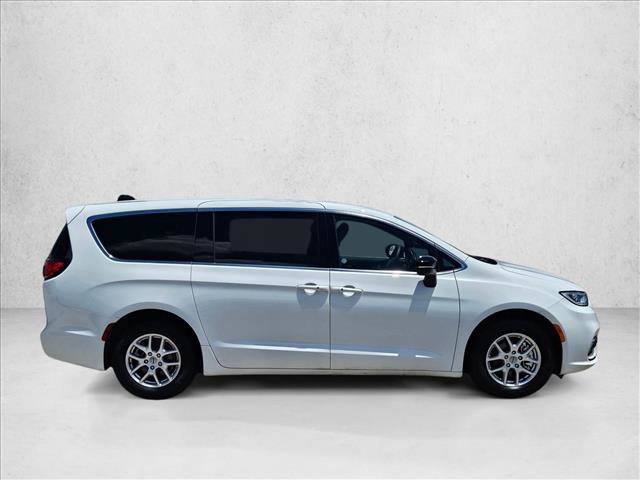 Used 2025 Chrysler Pacifica Select FWD image 4