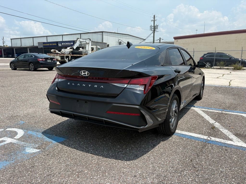 Used 2024 Hyundai Elantra SEL FWD image 3