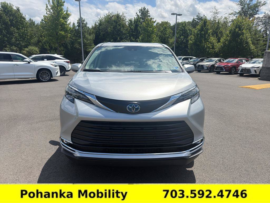 Used 2024 Toyota Sienna XLE FWD image 2