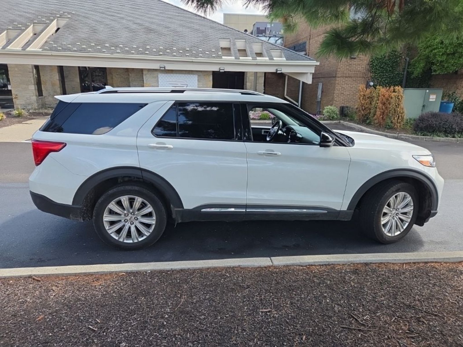 Used 2021 Ford Explorer Limited w/ Hybrid Equipment Group 310A AWD/4WD image 10