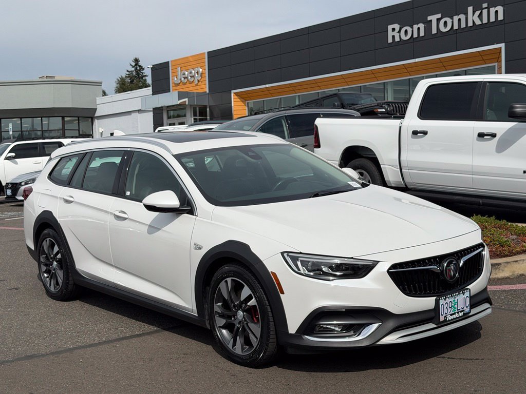 Used 2018 Buick Regal Essence w/ Driver Confidence Package #1 AWD/4WD image 2