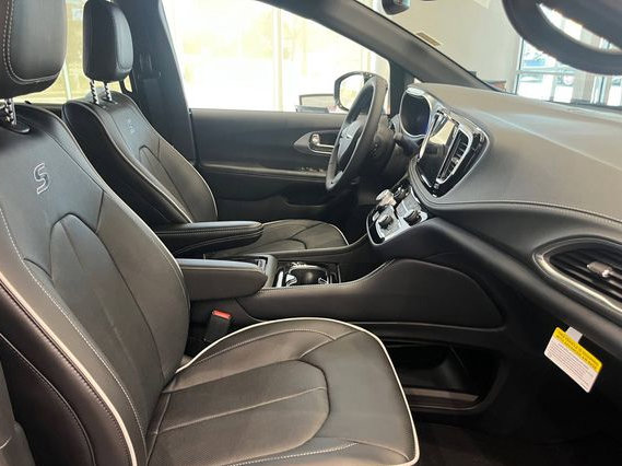 New 2026 Chrysler Pacifica Limited image 33