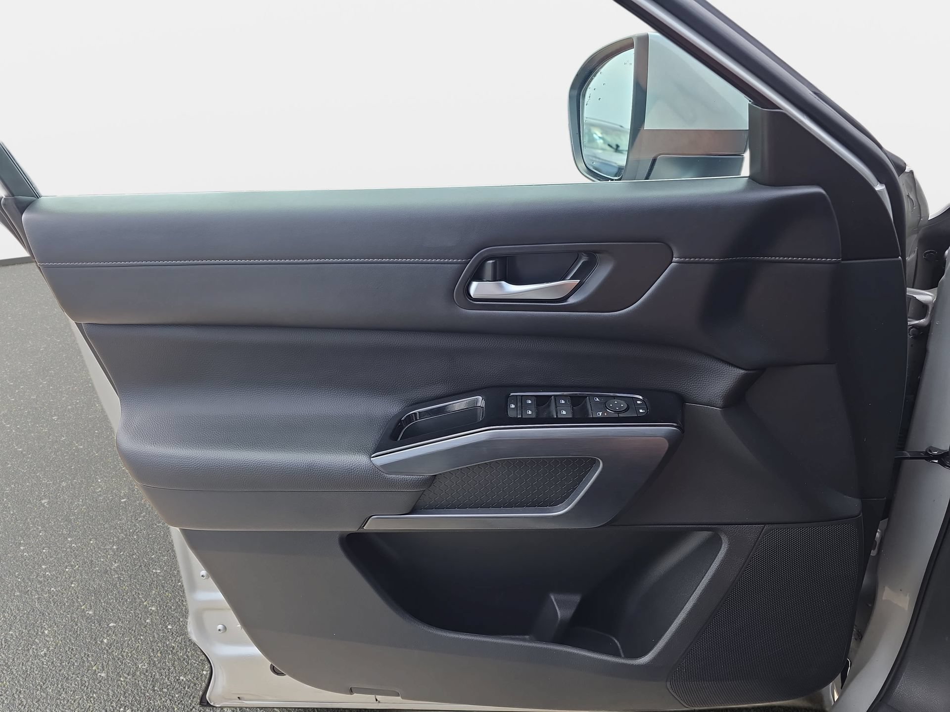 Used 2025 Nissan Pathfinder SL FWD image 26