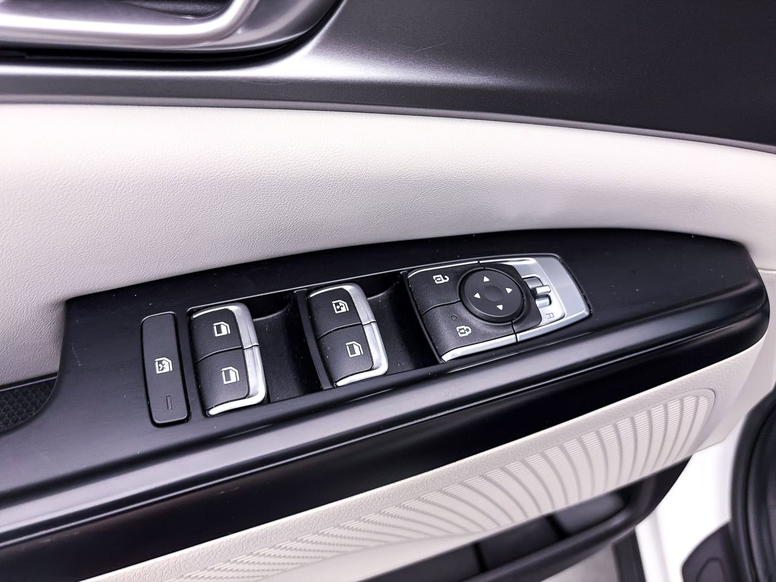 Used 2022 Kia Carnival LX image 16