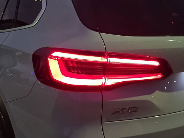 Used 2021 BMW X5 xDrive40i w/ Premium Package image 35