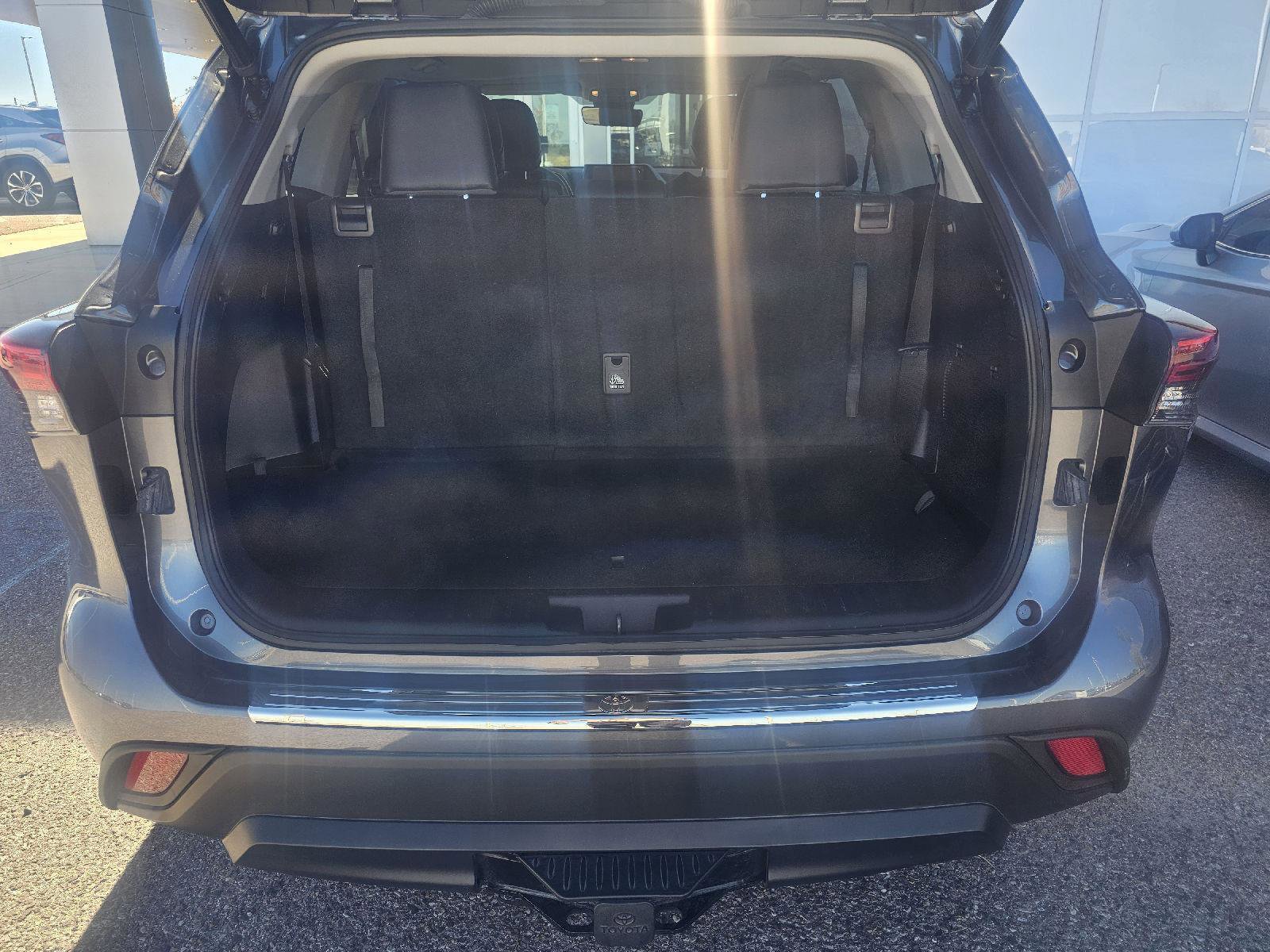 Used 2023 Toyota Highlander XLE image 18