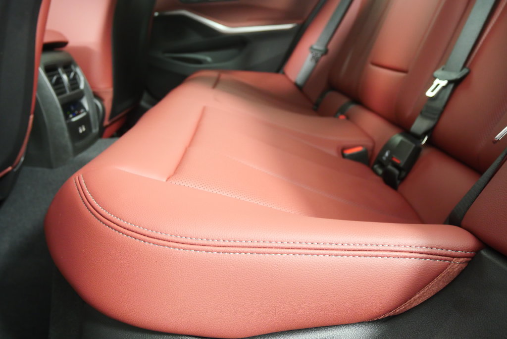 Used 2026 BMW 330i Sedan w/ M Sport Package RWD image 15