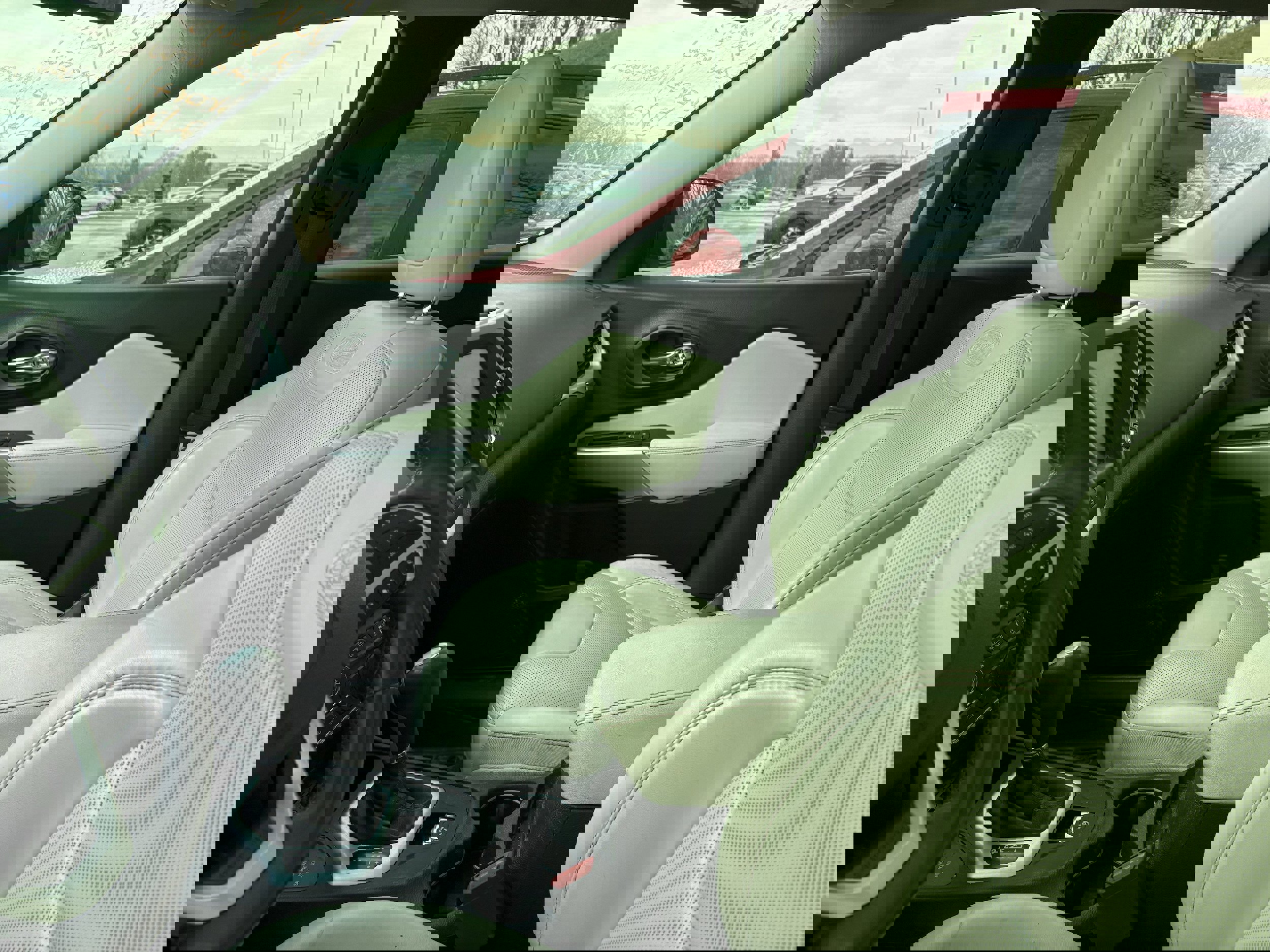 Used 2018 Jeep Cherokee Overland w/ Technology Group image 8