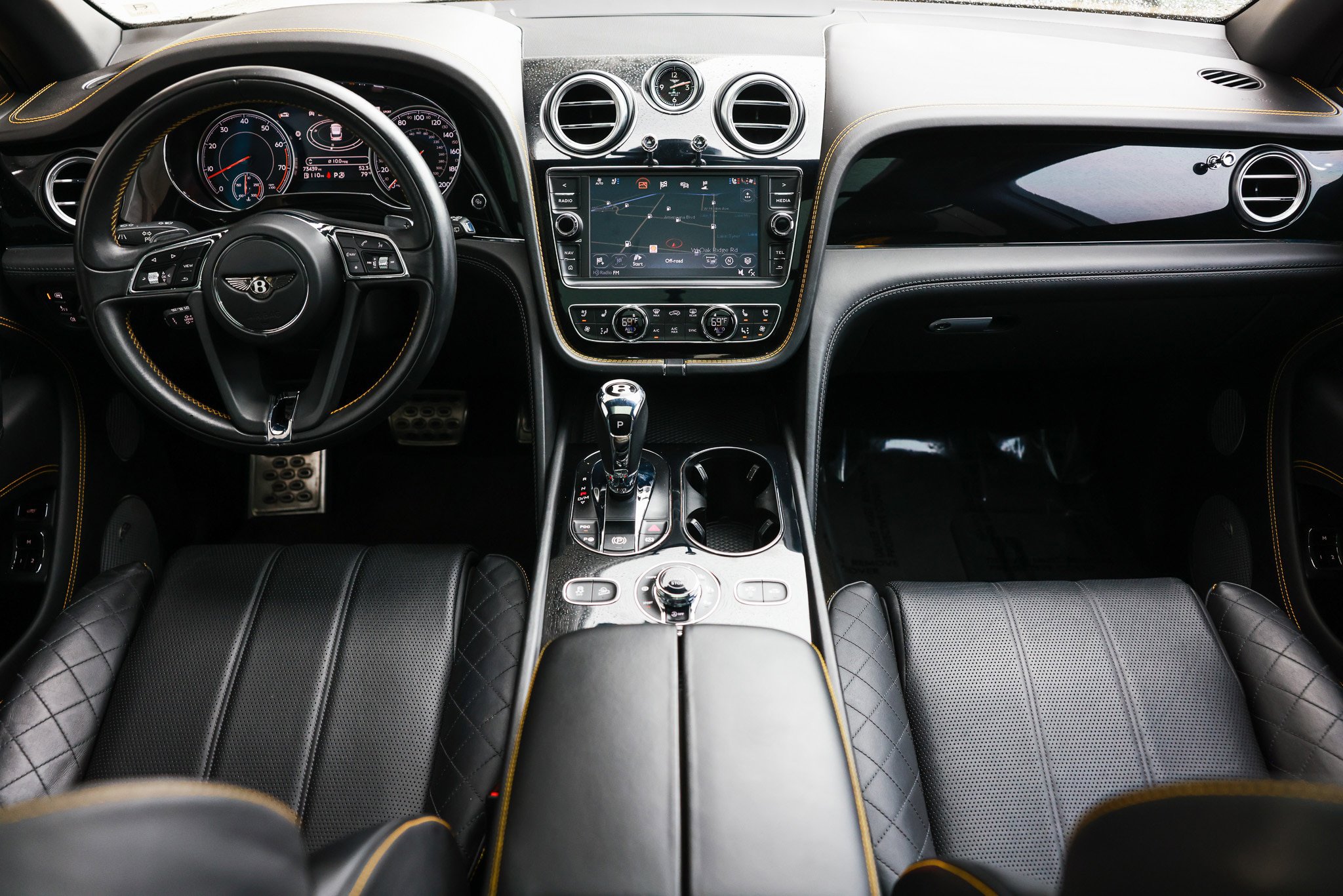 Used 2017 Bentley Bentayga image 2