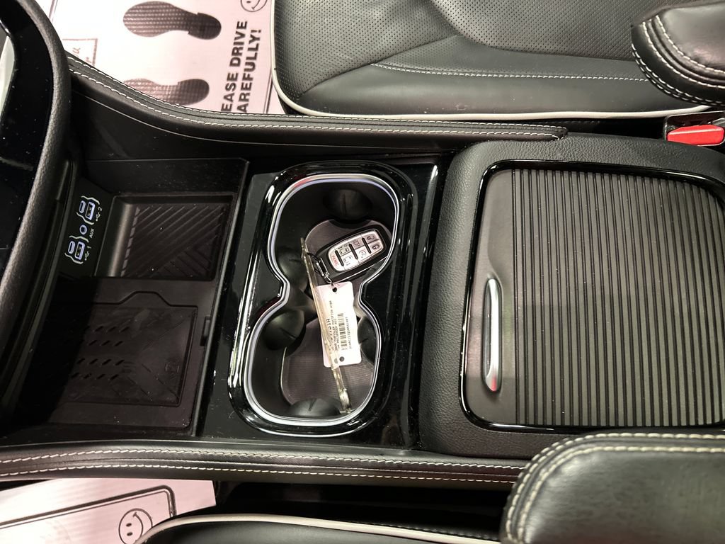 Used 2025 Chrysler Pacifica Premium FWD image 19