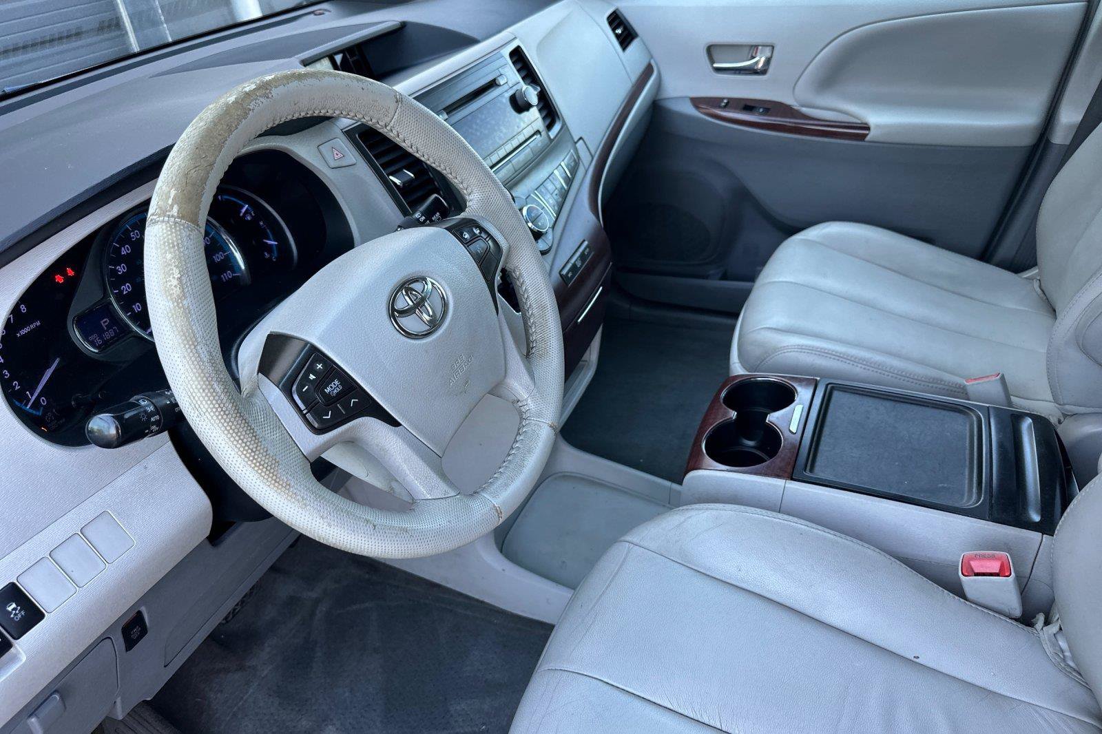 Used 2014 Toyota Sienna XLE FWD image 10