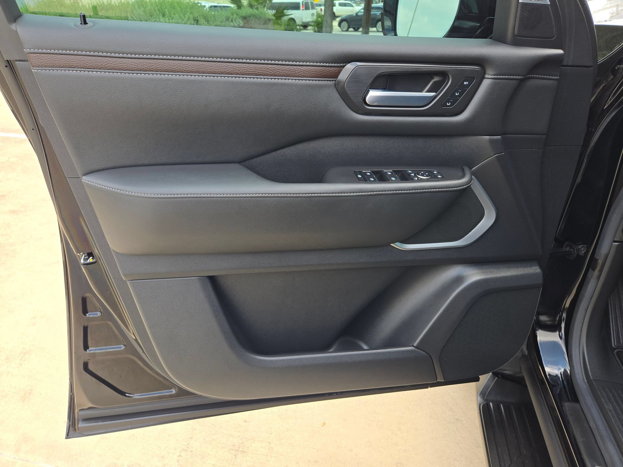 Certified 2025 Nissan Armada Platinum RWD image 12