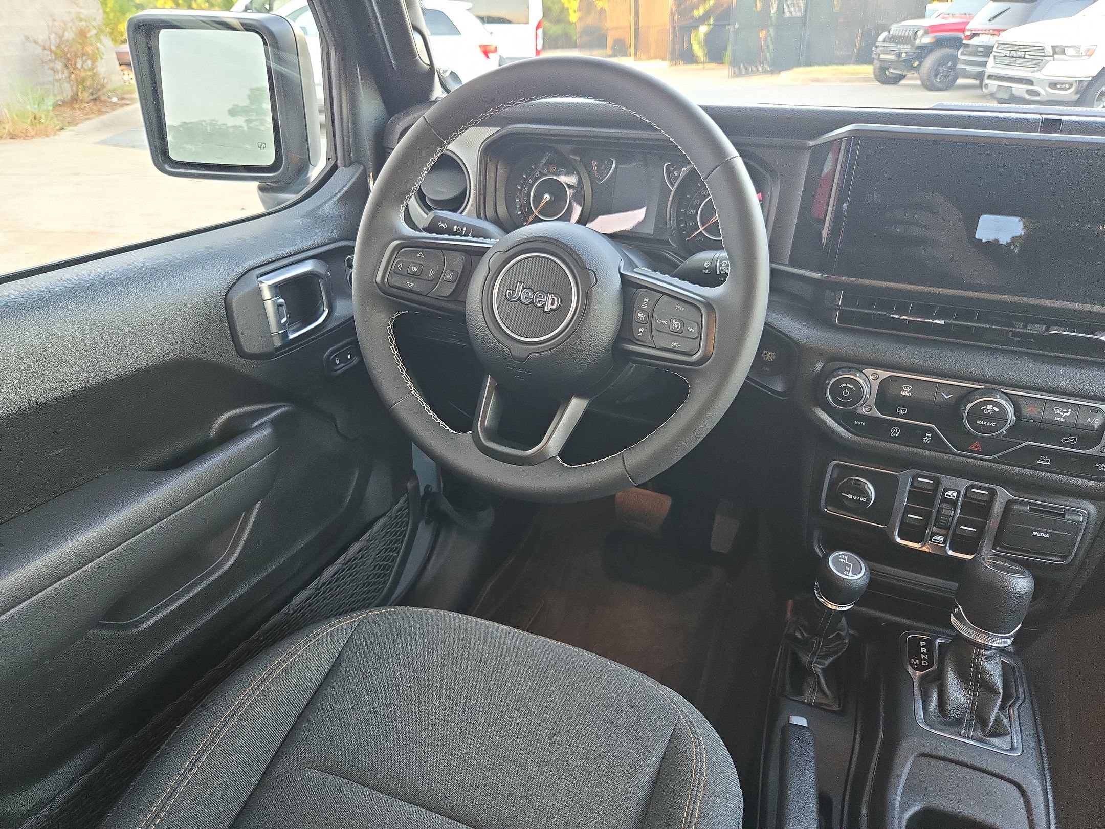 Used 2025 Jeep Gladiator Sport AWD/4WD image 9