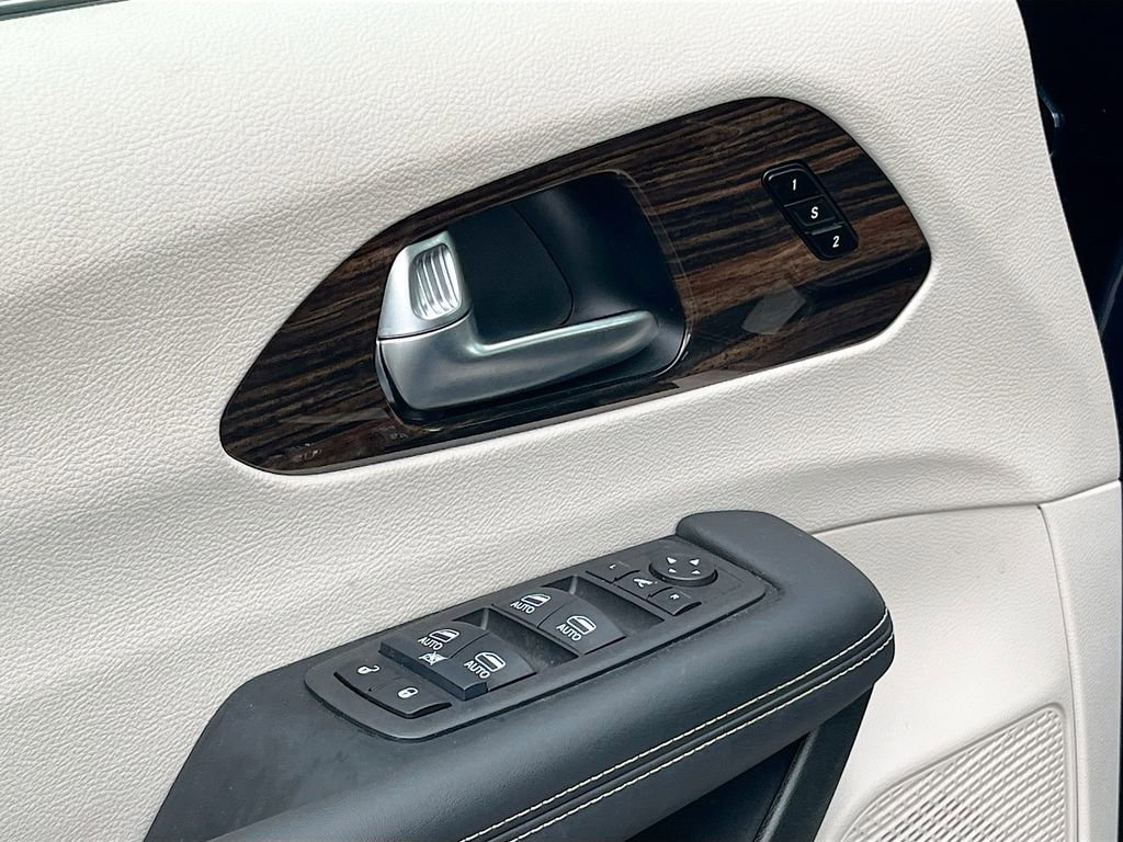 Certified 2024 Chrysler Pacifica Limited image 18