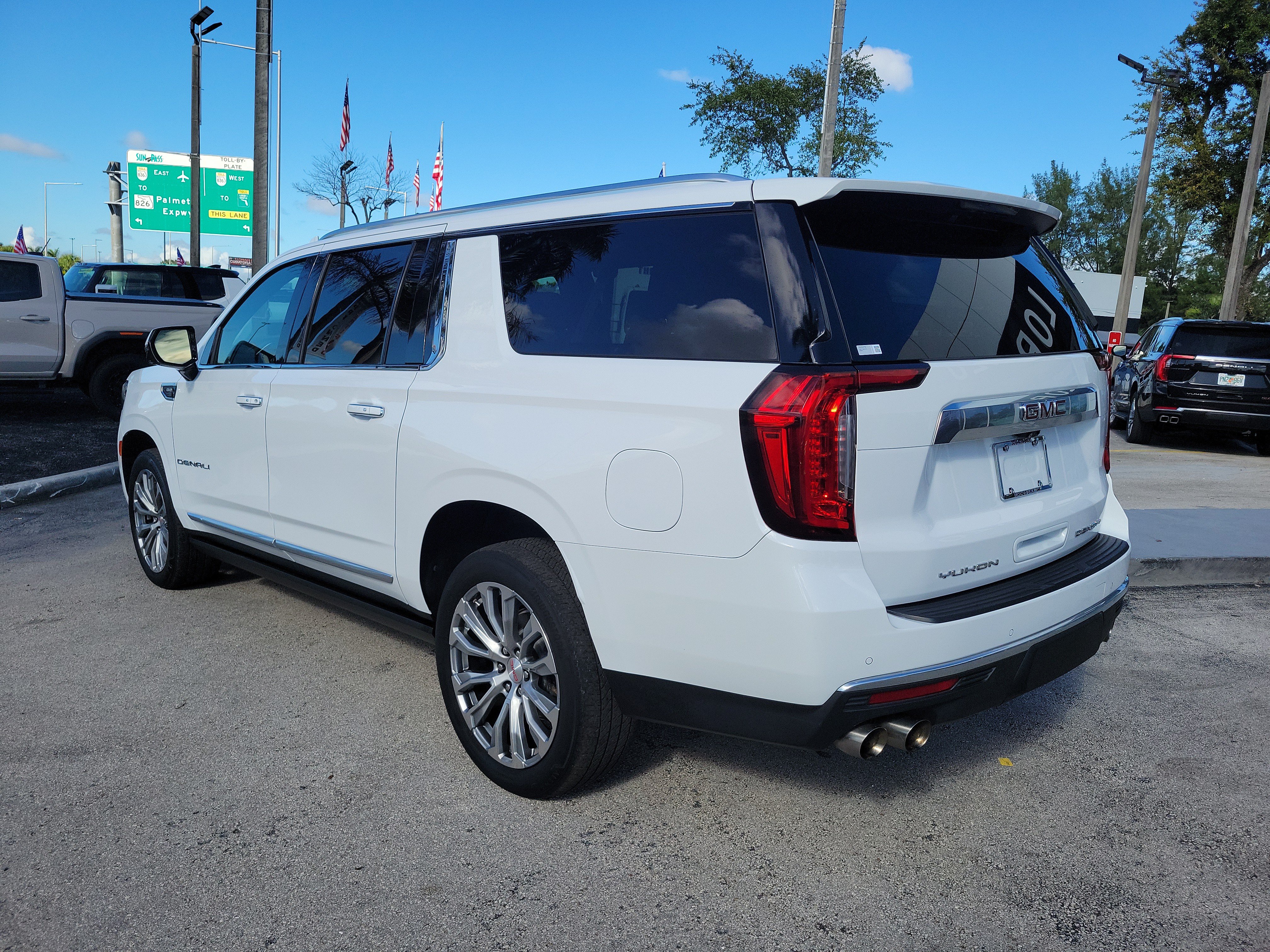 Used 2021 GMC Yukon XL Denali w/ Denali Premium Package RWD image 7