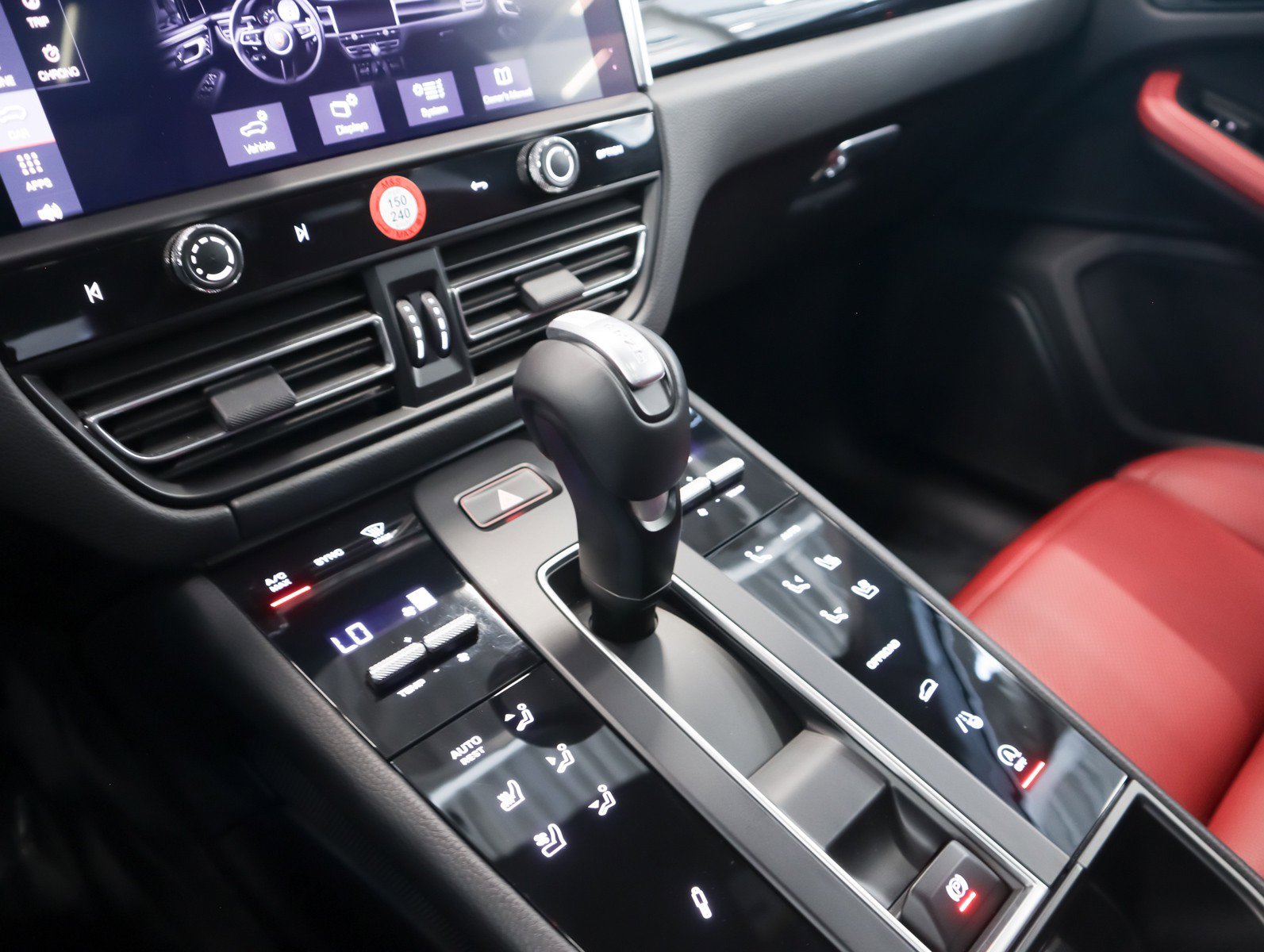Certified 2023 Porsche Macan AWD/4WD image 15