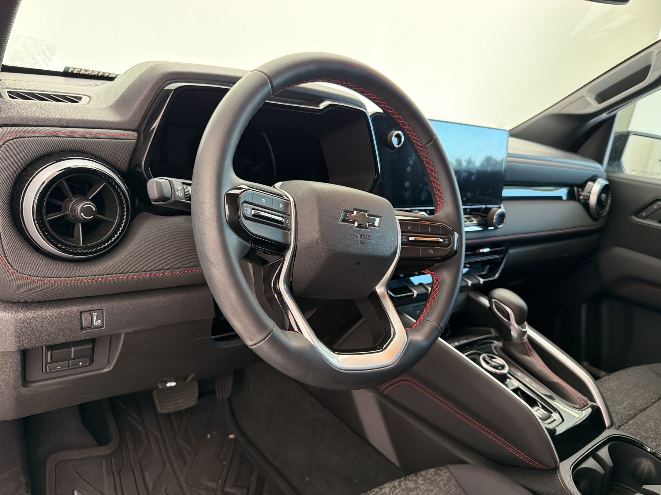 Used 2025 Chevrolet Colorado Z71 AWD/4WD image 4