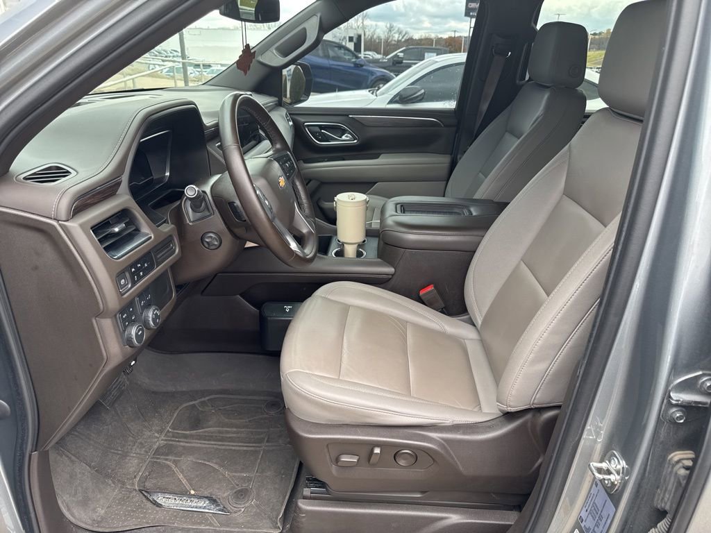 Used 2023 Chevrolet Suburban LT w/ Luxury Package image 9