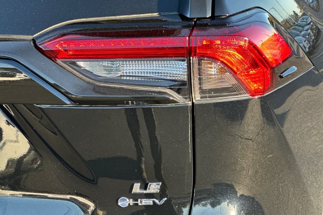 Certified 2025 Toyota RAV4 LE AWD/4WD image 32