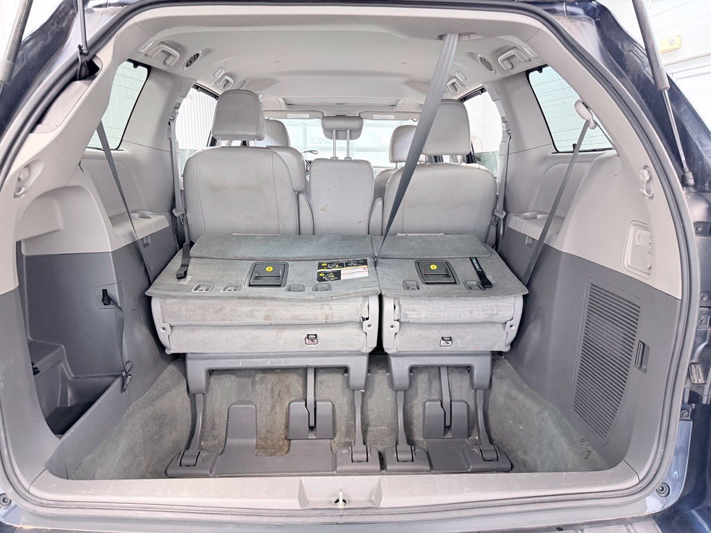 Used 2018 Toyota Sienna XLE w/ XLE Navigation Package FWD image 27