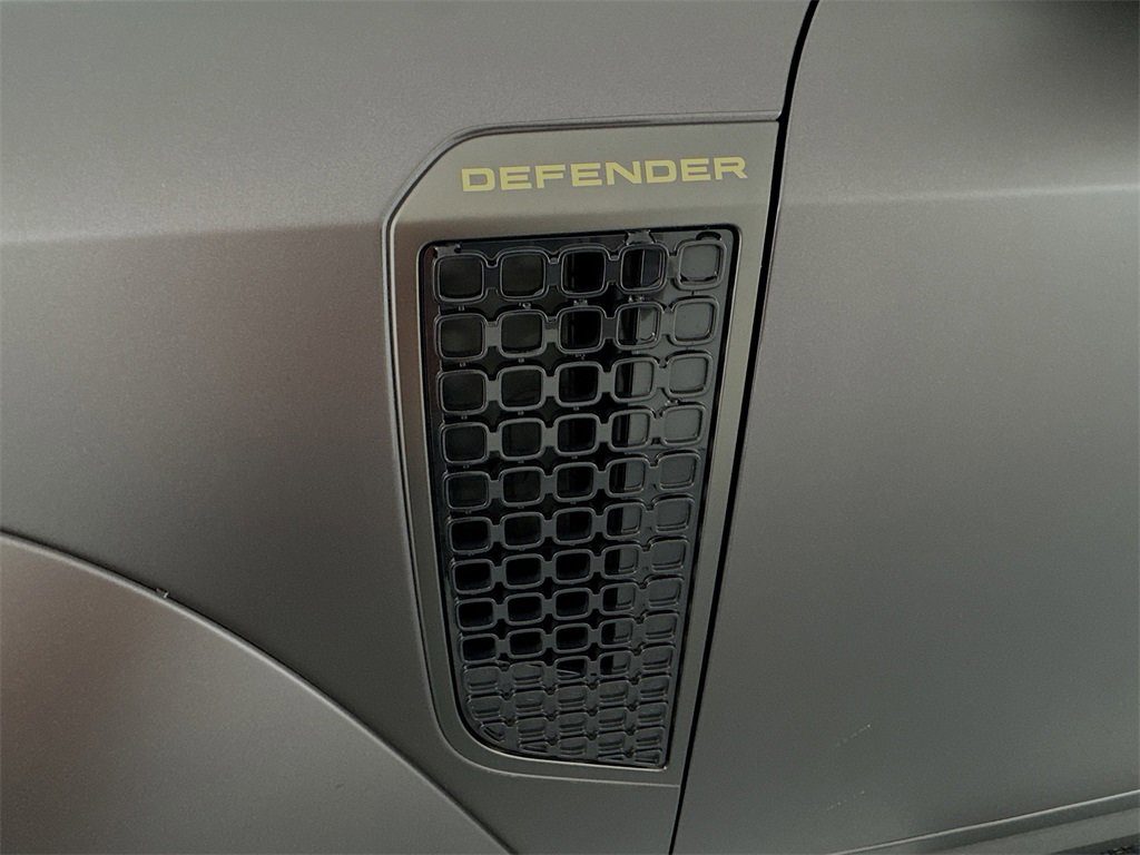 Used 2025 Land Rover Defender 110 image 30