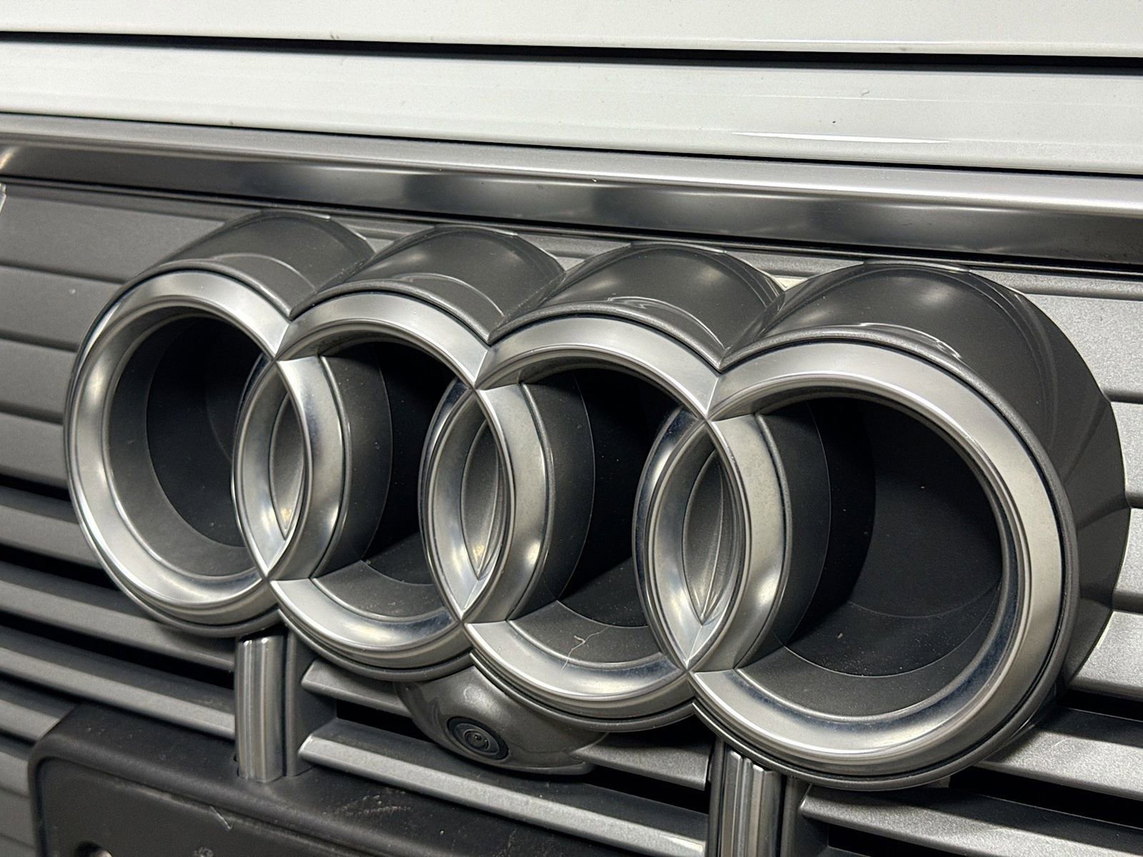 Used 2022 Audi e-tron Premium Plus image 32