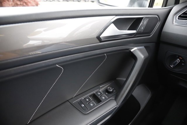 Used 2023 Volkswagen Tiguan SE w/ Panoramic Sunroof Package image 23