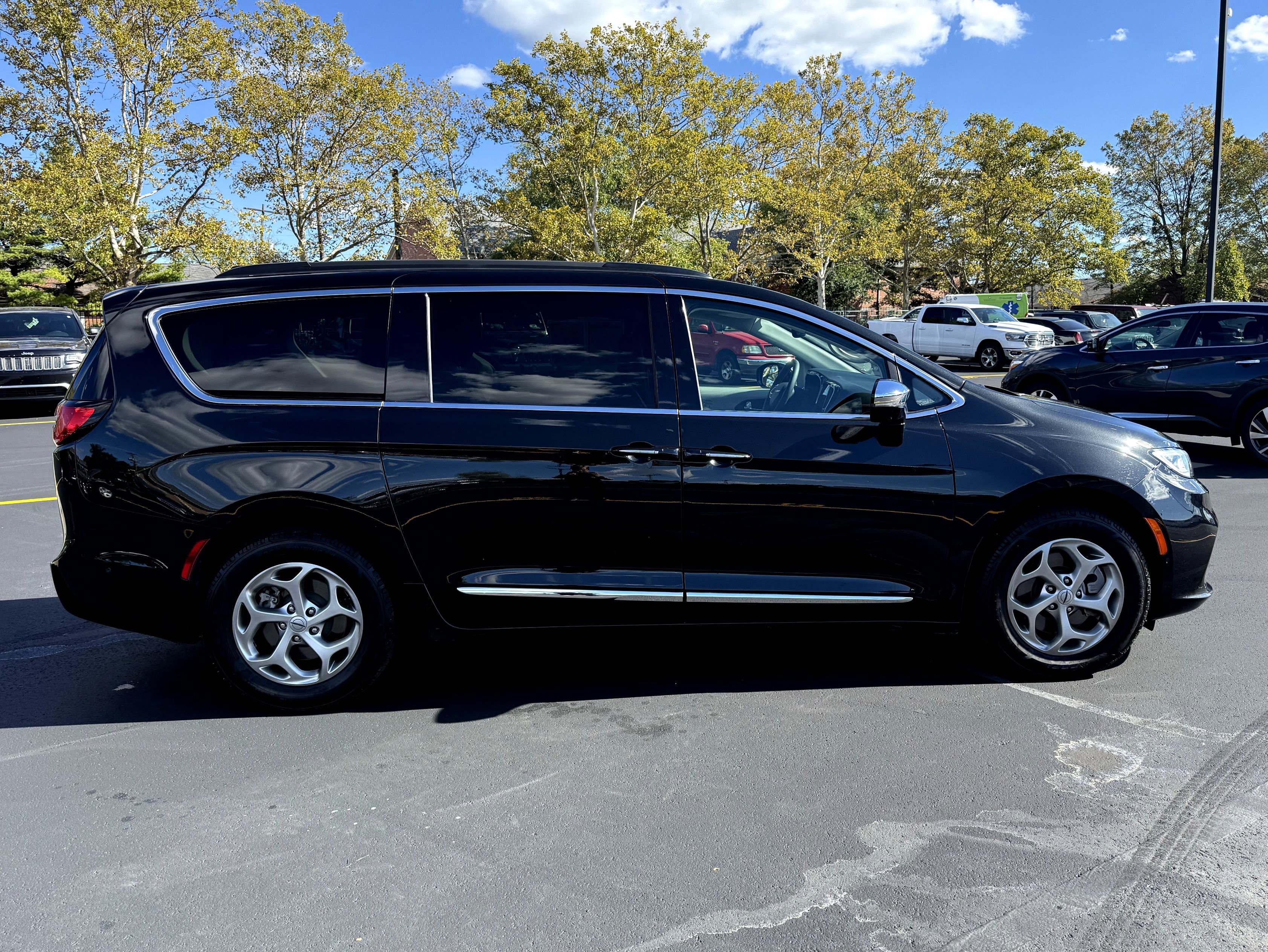 Used 2023 Chrysler Pacifica Limited w/ Uconnect Theater Family Group image 9