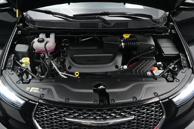Used 2026 Chrysler Pacifica Limited FWD image 18